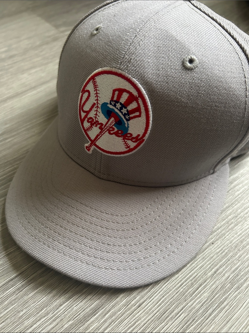 Like-new Yankees Vintage Logo Baseball Hat